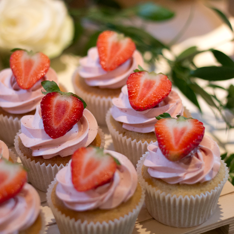 Cupcakes met aardbeien voor de Sweet Table op je buriloft