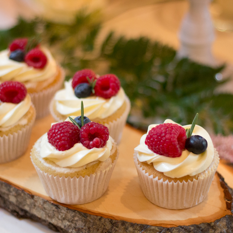 Cupcakes met rood fruit voor op de Sweet Table van je bruiloft