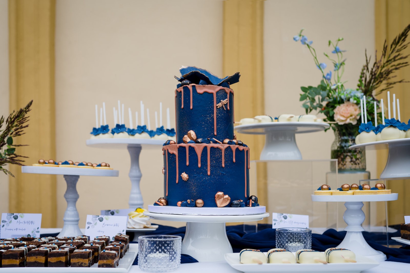 Blauwe bruidstaart gemaakt door Gebakkerij op een Sweet Table