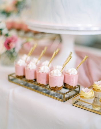 Mousse gebakjes in glas gemaakt door Gebakkerij voor op een bruiloft