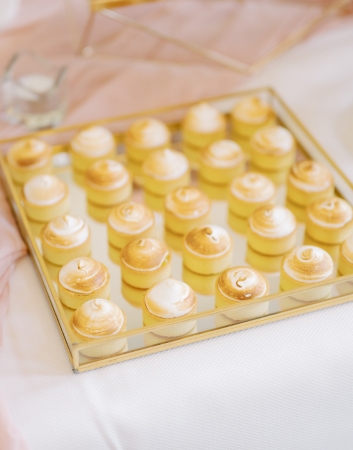 Kleine zoete gebakjes voor een bruiloft gemaakt door Gebakkerij