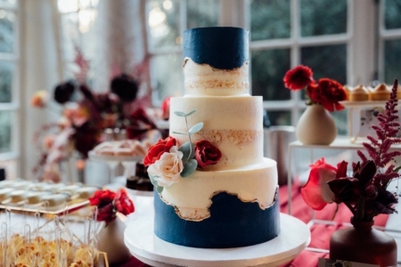Semi Naked blauwe taart met bloemen