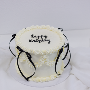 vintage piping cake met zwarte strikjes