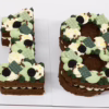 cijfertaart in groene thema op chocolade cake. Cijfer 18