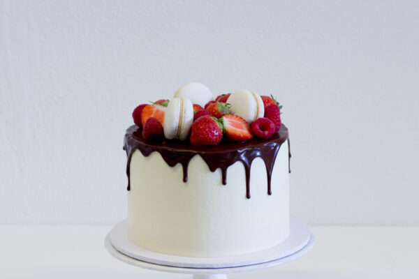 Drip Cake met Fruit en Macarons