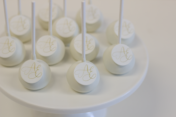 Cake pops met logo bruidspaar