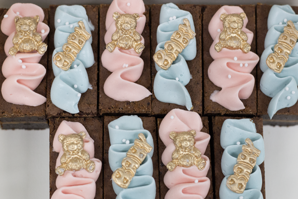 Gender reveal brownie bites