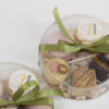 klein rond doosje met kleine gebakjes in branding kleuren en logo