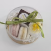 klein rond doosje met kleine gebakjes in branding kleuren en logo