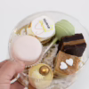 klein rond doosje met kleine gebakjes in branding kleuren en logo