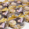 klein rond doosje met kleine gebakjes voor pasen