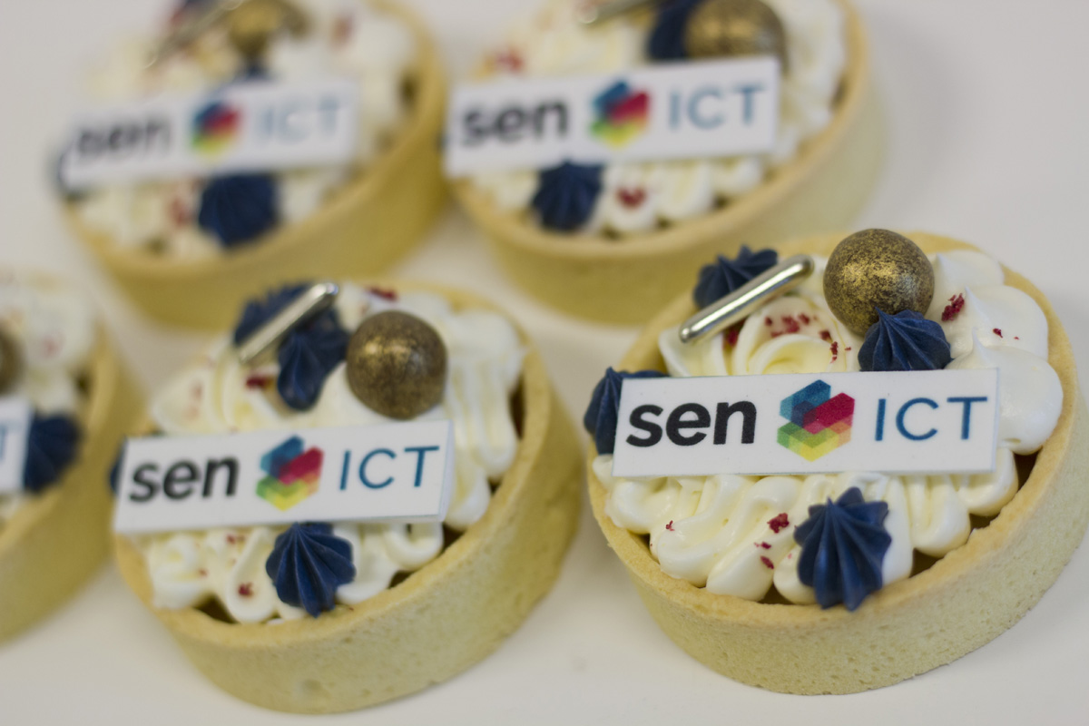 tartelettes met logo en branding kleuren met veel aandacht en details gedecoreerd