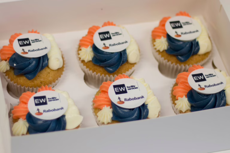 Branded mini cupcakes met logo Rabobank, in huisstijl kleuren