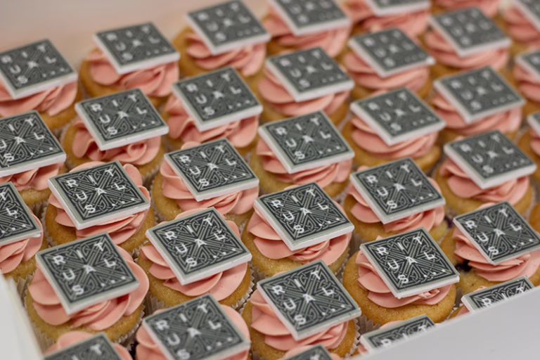 Branded mini cupcakes met logo Rituals, in huisstijl kleuren