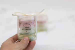 doosje met twee macarons erin, als unieke trouwbedankjes. Macarons op maat gemaakt, in de kleuren van de bruiloft.