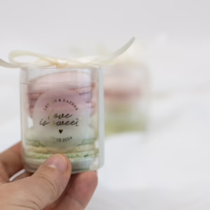 doosje met twee macarons erin, als unieke trouwbedankjes. Macarons op maat gemaakt, in de kleuren van de bruiloft.