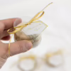 doosje met een macaron erin, als unieke trouwbedankje. Macarons op maat gemaakt, in de kleuren van de bruiloft.