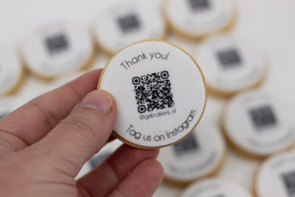 ronde koekjes met qr code van het bedrijf, beurs weggever