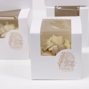 venster doosje met een cupcake erin, en een gepersonaliseerde sticker met namen en datum van de bruiloft, perfect als trouwbedankje