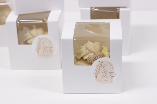 venster doosje met een cupcake erin, en een gepersonaliseerde sticker met namen en datum van de bruiloft, perfect als trouwbedankje