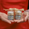 doosjes met twee macarons erin, als unieke trouwbedankjes. Macarons op maat gemaakt, in de kleuren van de bruiloft.