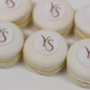Branded witte macarons met logo, in huisstijl kleuren