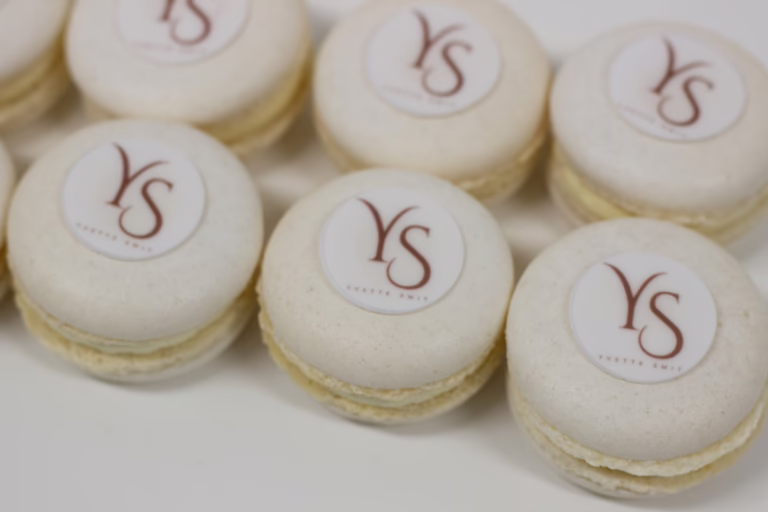 Branded witte macarons met logo, in huisstijl kleuren