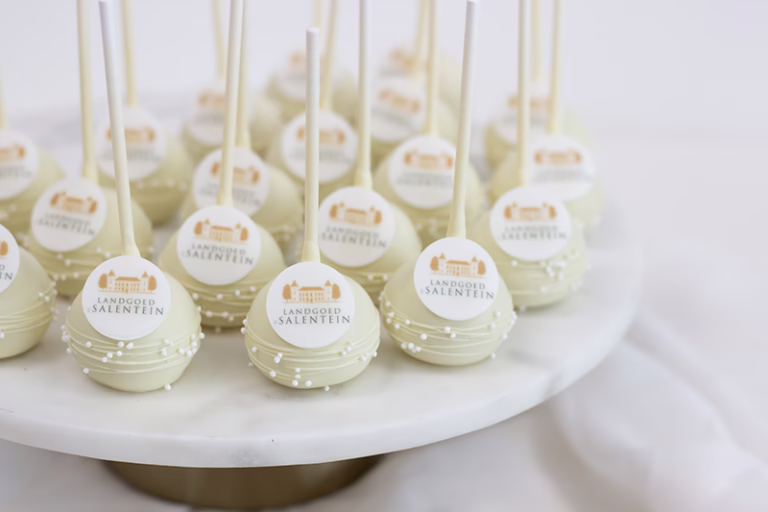 Branded witte cake pops met logo, in huisstijl kleuren