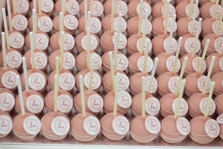 Branded roze cake pops met logo, in huisstijl kleuren