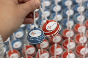 Branded rode en blauwe cake pops met logo, in huisstijl kleuren