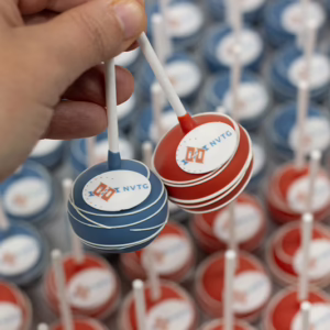 Branded rode en blauwe cake pops met logo, in huisstijl kleuren