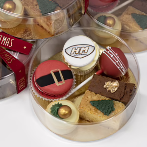 Luxe kleine relatiegeschenk voor kerst - een ronde sweet box met verschillende kleine gebakjes met kerst deco en logo