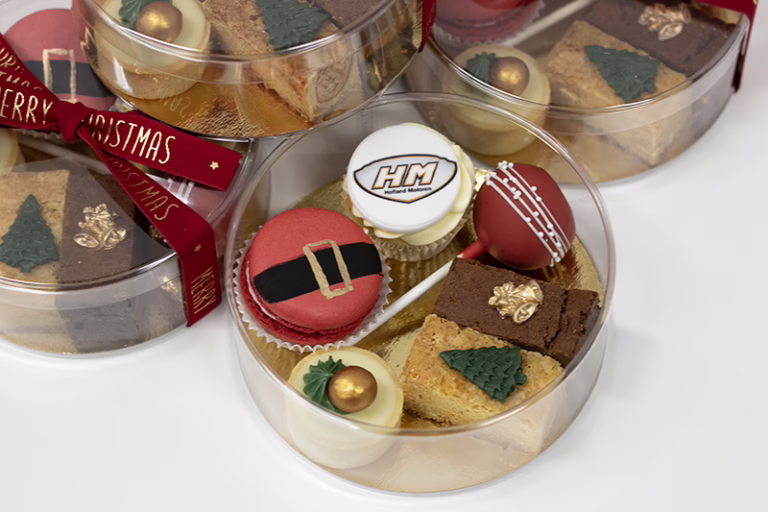 Luxe kleine relatiegeschenk voor kerst - een ronde sweet box met verschillende kleine gebakjes met kerst deco en logo