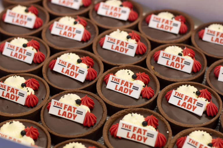 Branded chocolade tartelettes met witte en rode details en logo, in huisstijl kleuren
