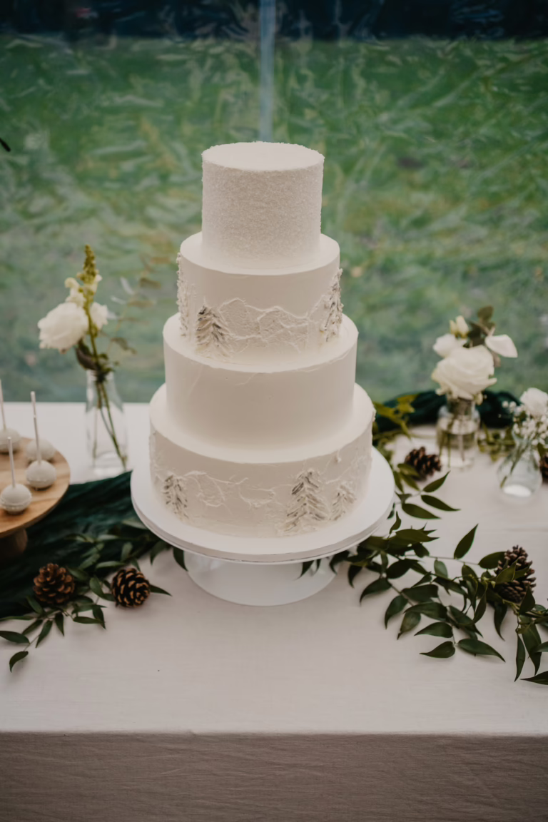 Winterse bruidstaart wit zilver met kerstbomen