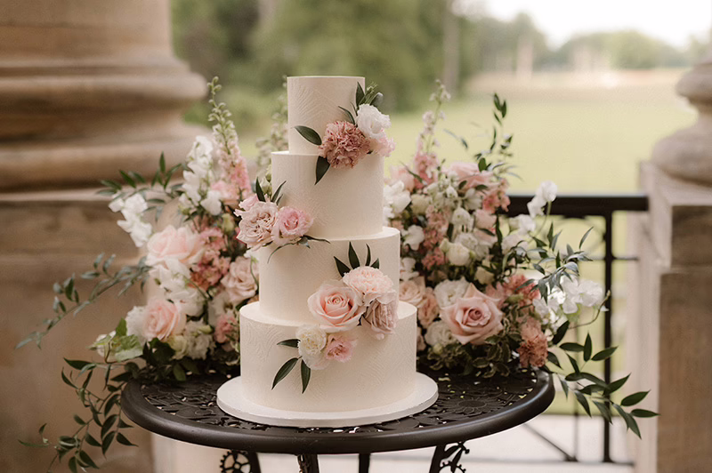 romantische creme bruidstaart met verse bloemen