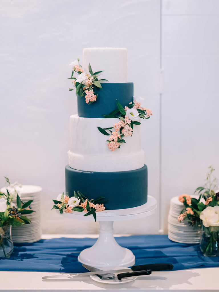 navy blauw wit bruidstaart