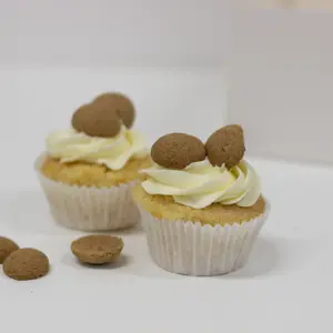 vegan en glutenvrij sinterklaas cupcakes, gedecoreerd met pepernoten
