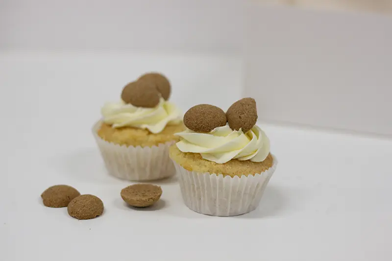 vegan en glutenvrij sinterklaas cupcakes, gedecoreerd met pepernoten
