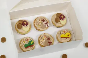 zes sinterklaas cupcakes in het doosje