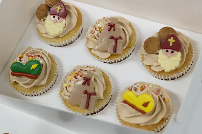 zes sinterklaas cupcakes in het doosje